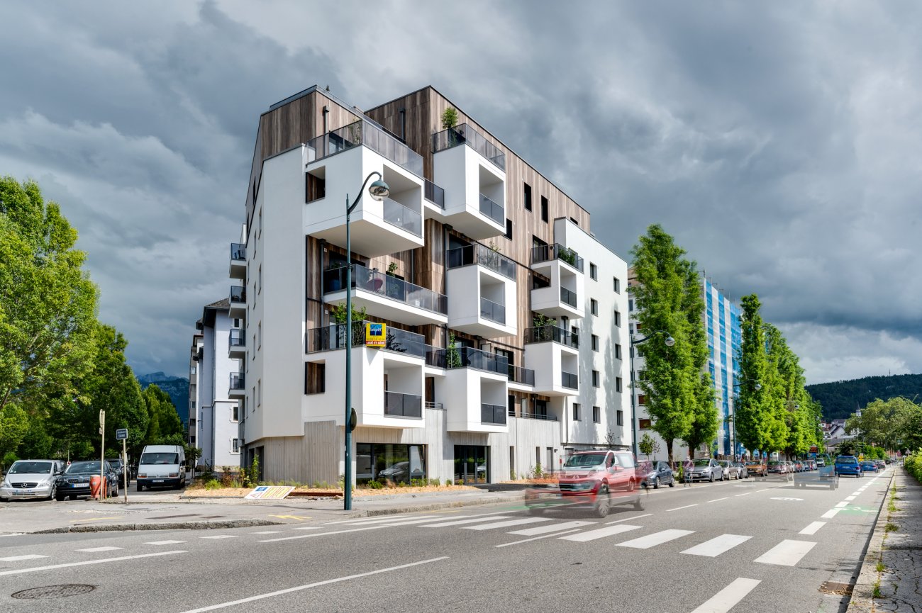 <strong>Prix du grand public : L’Insolite à Annecy (74), par Edifim et L’Agence A Trois</strong><br>L’Insolite se situe au cœur d'Annecy dans un tissu parcellaire urbain aéré en périphérie du centre historique. Le programme   dispose   de 34 logements  (dont 24 en accession libre et 10 logements sociaux) et un commerce, sur 6 étages et 2 niveaux de sous-sol. L'enjeu du projet est de s'insérer en milieu urbain en proposant une architecture moderne avec des qualités d'usage innovantes.<br>Les appartements sont disposés afin que chacun profite de la meilleure orientation et que les vues ne soient pas perturbées par les vis-à-vis. Une terrasse partagée sur le toit pourra recevoir un potager et du mobilier. 