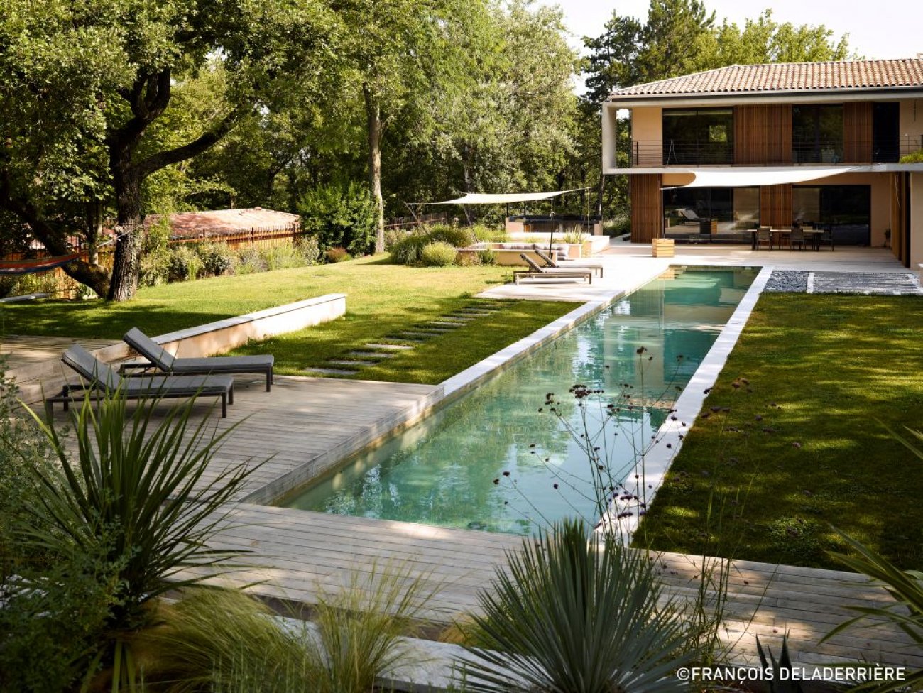 PRIX SP�CIAL - INT�GRATION : AQUADIFFUSION PISCINES / CARR� BLEUCat�gorie : Couloir de nage (r�compensant la r�alisation d&rsquo;un couloir de nage destin� � un usage familial) Descriptif :Couloir de nage contemporain 25 x 3 m, structure en b�ton banch� coffr�, construction simultan�e avec la maison pour une int�gration parfaite � l&rsquo;architecture. Rev�tement en b�ton brut, plage en bois�+�pelouse, margelle en pierre naturelle Crystal Grey.Options : pompe � chaleur full Inverter, 8 projecteurs LED couleur, couverture automatique, piscine connect�e, spa ma�onn� ind�pendant 2,5 x 2,5 m. Cr�dit photo : Aquadiffusion Piscines / Carr� Bleu