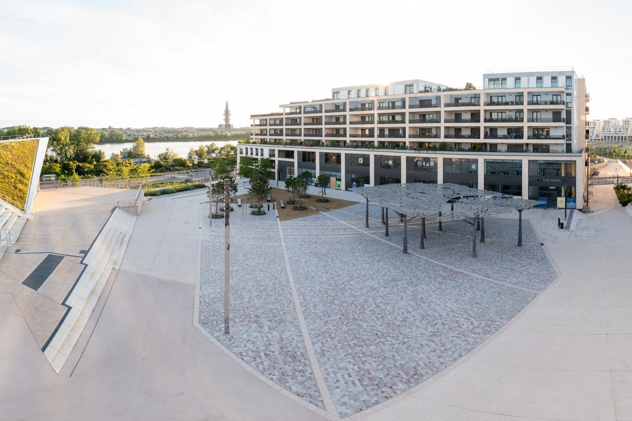 La place Marie de Gournay, nouveau cœur vibrant du quartier Belvdre, accueille une œuvre d’art symbolique, des terrasses et bientt des vnements, le tout avec un balcon unique sur la Garonne et Bordeaux.