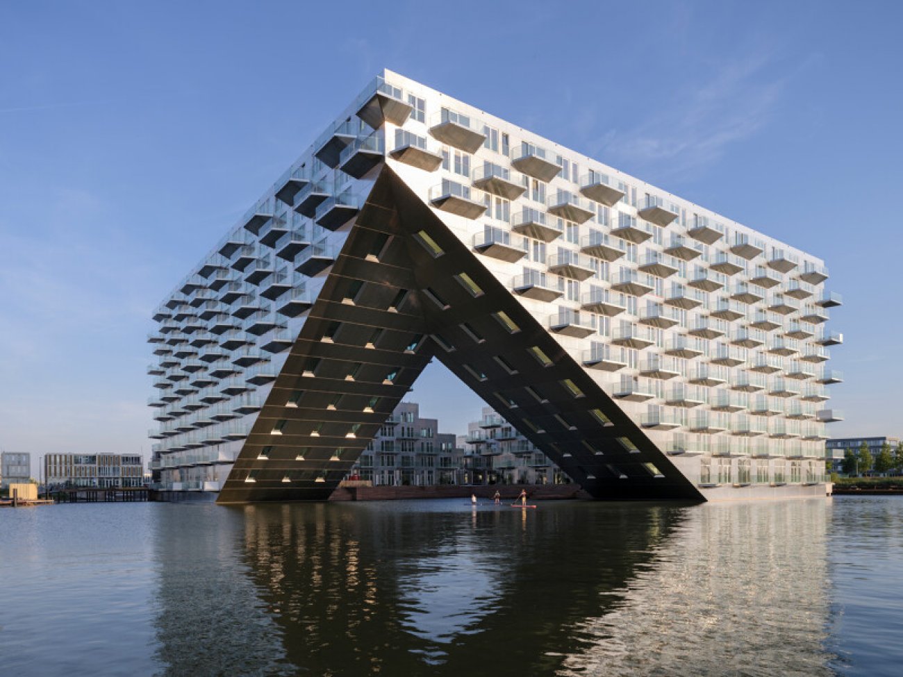 <strong>MEILLEUR PROJET RÉSIDENTIEL</strong><br>Sluishuis<br>Amsterdam, Pays-Bas<br>Architectes: Bjarke Ingels Group (BIG) & Barcode Architects